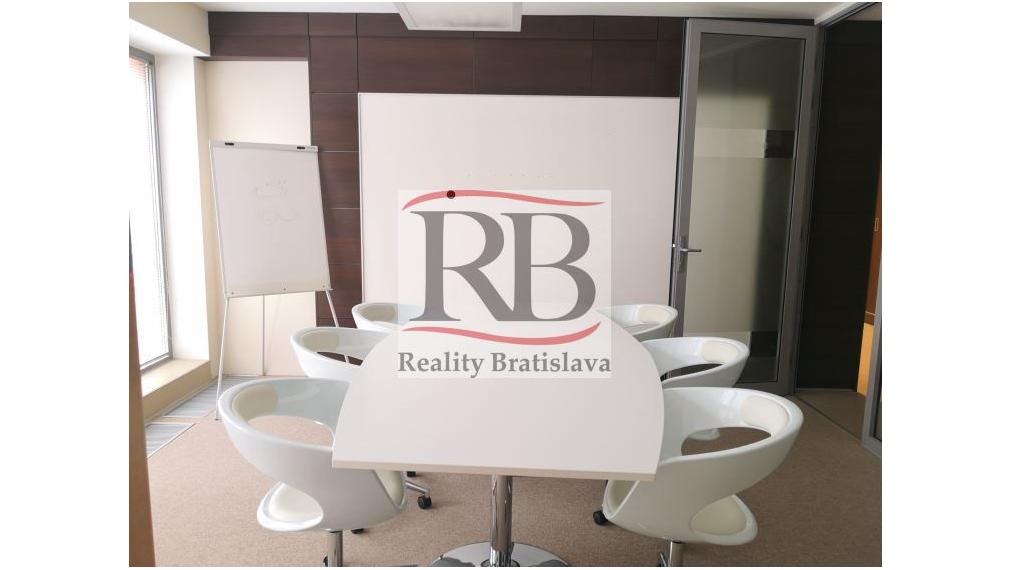 Pekné kancelárie a terasou na Dunajskej ulici, 139 m2