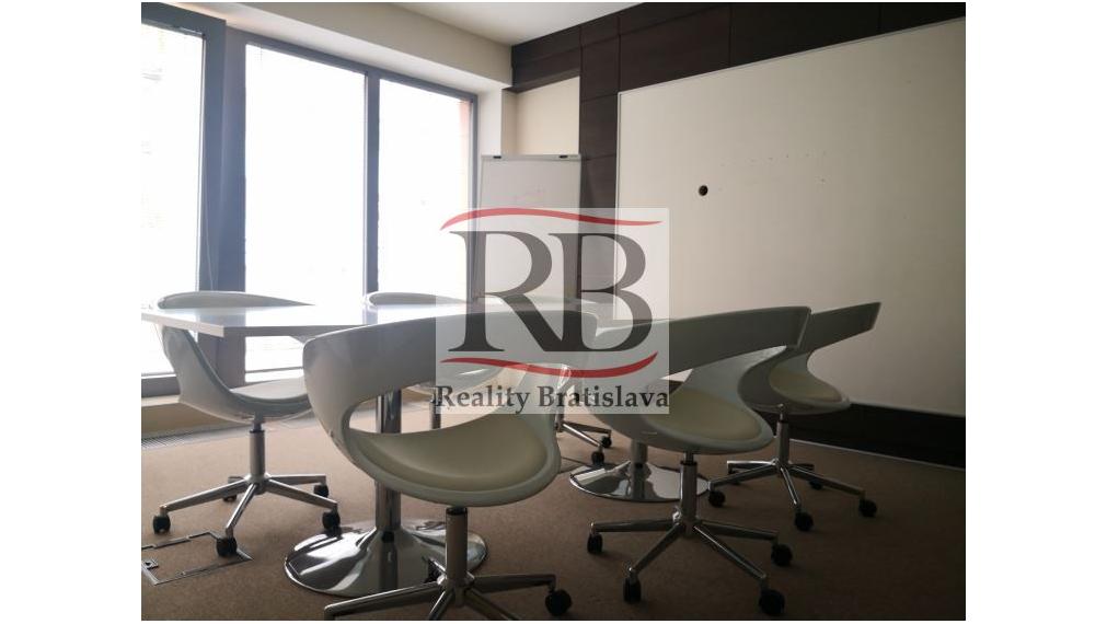 Pekné kancelárie a terasou na Dunajskej ulici, 139 m2