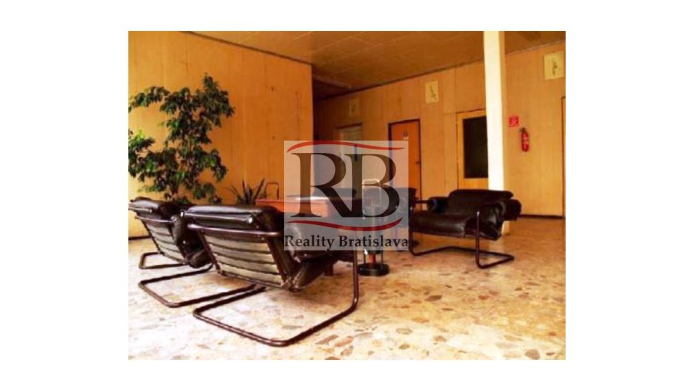 Na prenájom kancelársky priestor na Nádražnej ulici v Ivanke pri Dunaji, 71,2m2