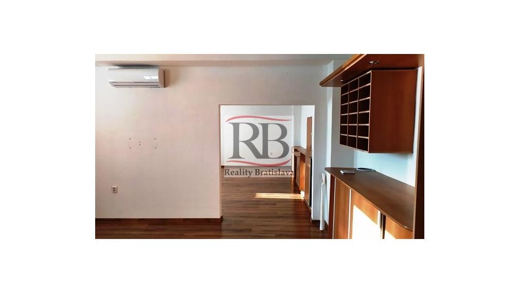 Zariadená klimatizovaná dvojkancelária s príručným skladom