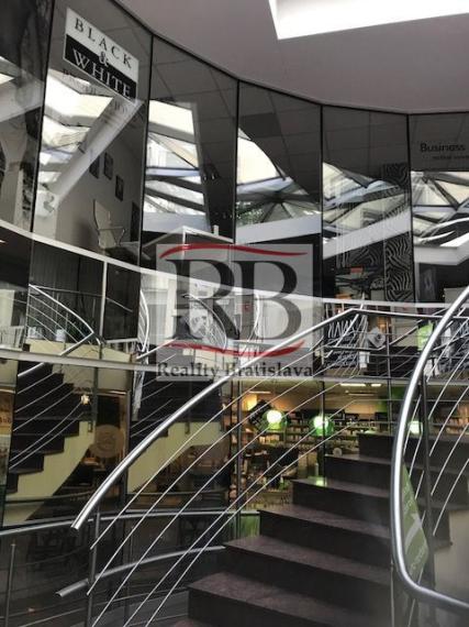 Obchodno-administratívny priestor v pasáži, s parkovaním, v centre