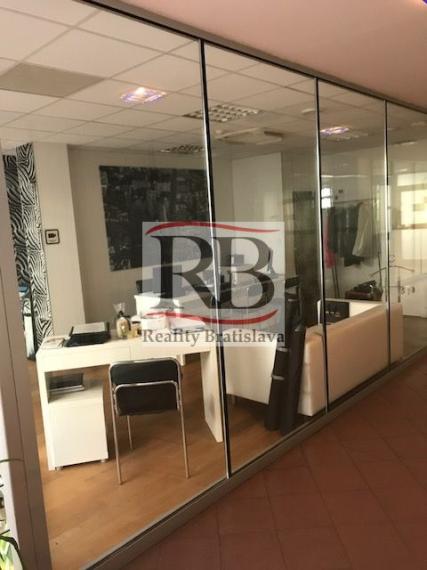 Obchodno-administratívny priestor v pasáži, s parkovaním, v centre