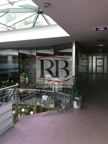 Obchodno-administratívny priestor v pasáži, s parkovaním, v centre