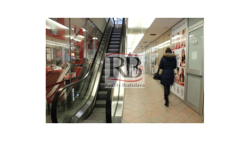 Obchodno-administratívny priestor v pasáži, s parkovaním, v centre