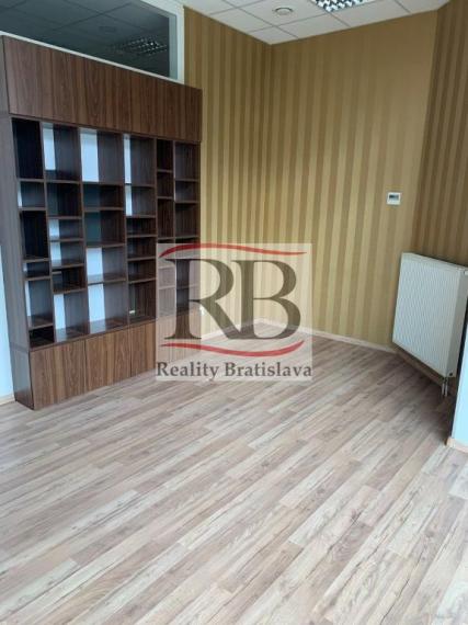 Obchodný priestor s veľkým výkladom v objekte TERNO, 77,30 m²