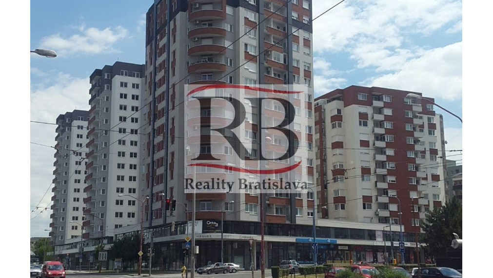 Obchodný priestor s veľkým výkladom do ulice v novostavbe Perla Ružinova, 174m²