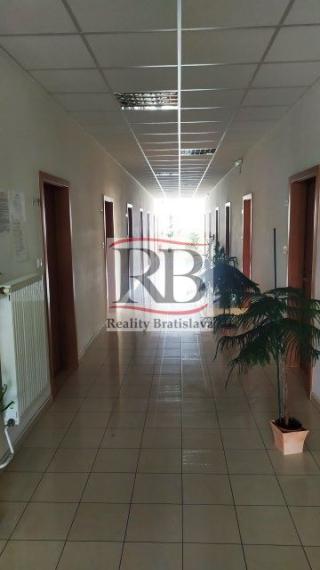 Kancelársky priestor 3x 18,5m² v Ružinove