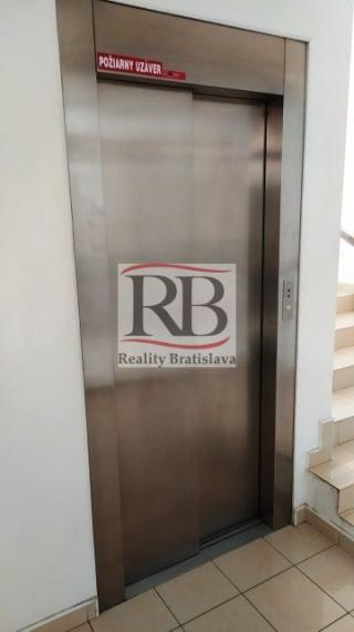 Kancelársky priestor 3x 18,5m² v Ružinove