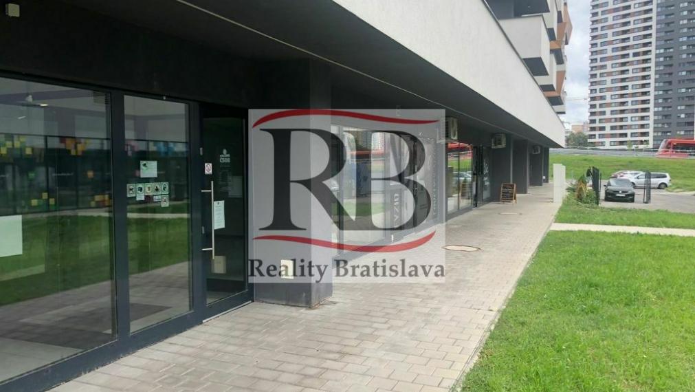 Obchodný a kancelársky priestor v novostavbe na prenájom, Bratislava Petržalka, Muchovo námestie