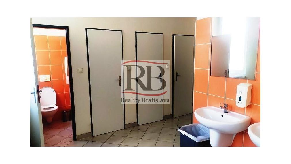 Kancelária 39,5 m2 s umývadlom v BA III na prenájom