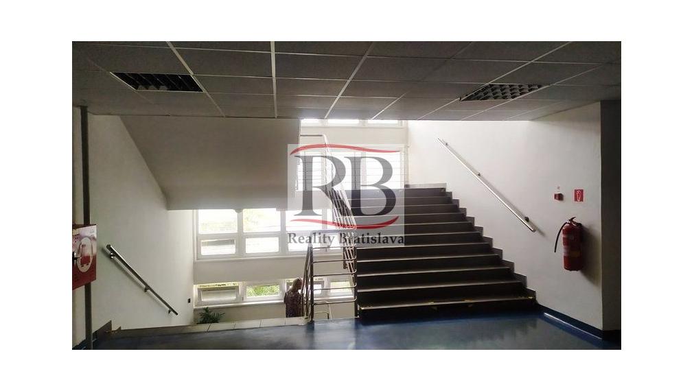 Kancelária 39,5 m2 s umývadlom v BA III na prenájom