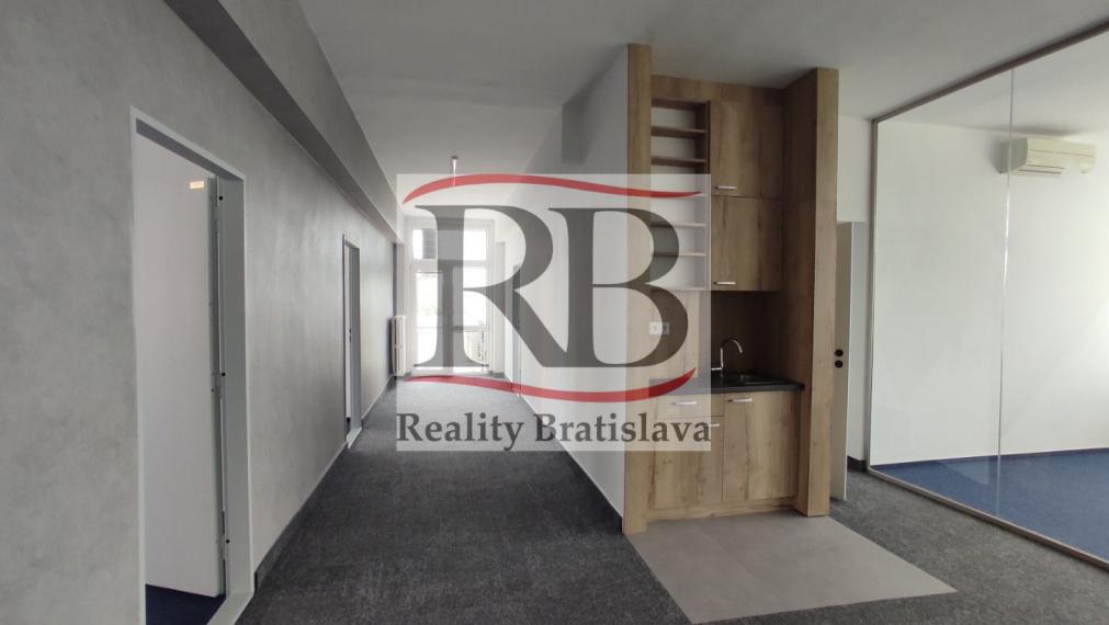 Kancelársky celok s balkónom a vlastnou kuchynkou pri OC POLUS/VIVO