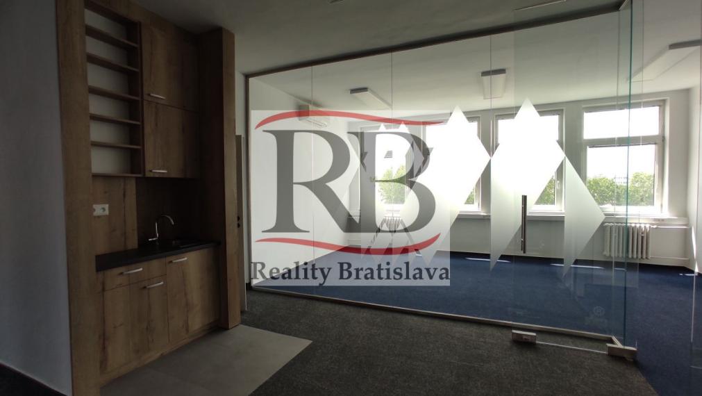 Kancelársky celok s balkónom a vlastnou kuchynkou pri OC POLUS/VIVO