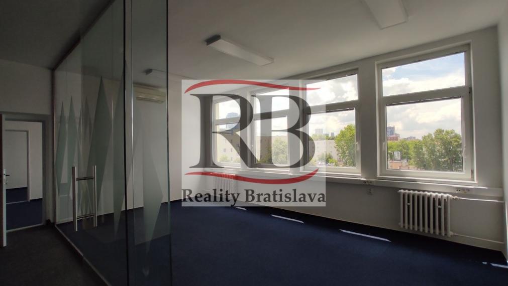 Kancelársky celok s balkónom a vlastnou kuchynkou pri OC POLUS/VIVO