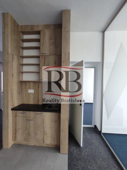 Kancelársky celok s balkónom a vlastnou kuchynkou pri OC POLUS/VIVO