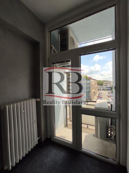 Kancelársky celok s balkónom a vlastnou kuchynkou pri OC POLUS/VIVO