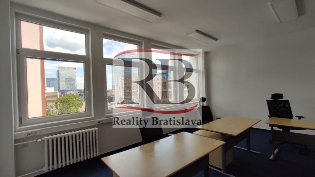 Kancelársky celok s balkónom a vlastnou kuchynkou pri OC POLUS/VIVO