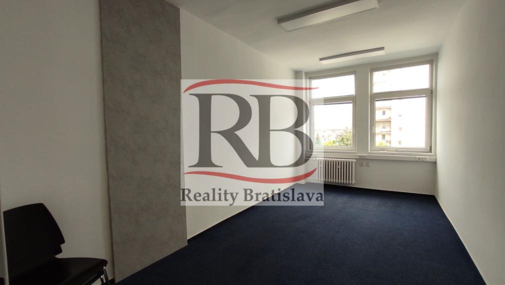 Kancelársky celok s balkónom a vlastnou kuchynkou pri OC POLUS/VIVO