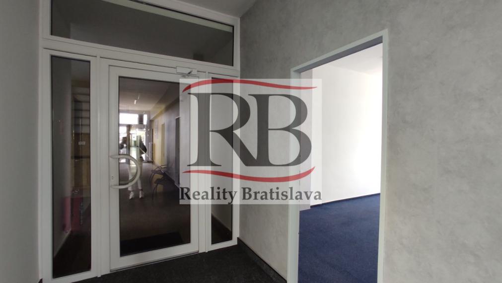 Kancelársky celok s balkónom a vlastnou kuchynkou pri OC POLUS/VIVO