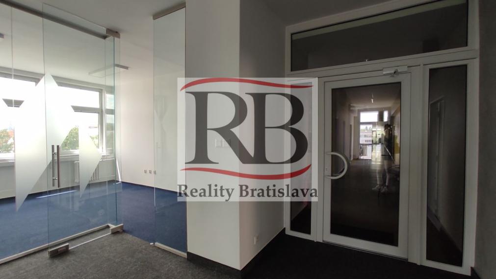 Kancelársky celok s balkónom a vlastnou kuchynkou pri OC POLUS/VIVO