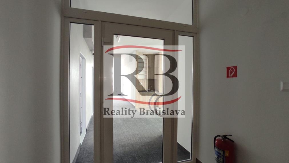 Kancelársky celok s balkónom a vlastnou kuchynkou pri OC POLUS/VIVO