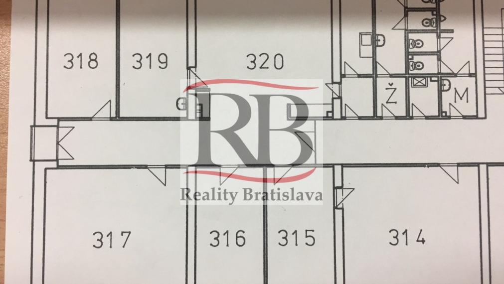 Kancelársky celok s balkónom a vlastnou kuchynkou pri OC POLUS/VIVO