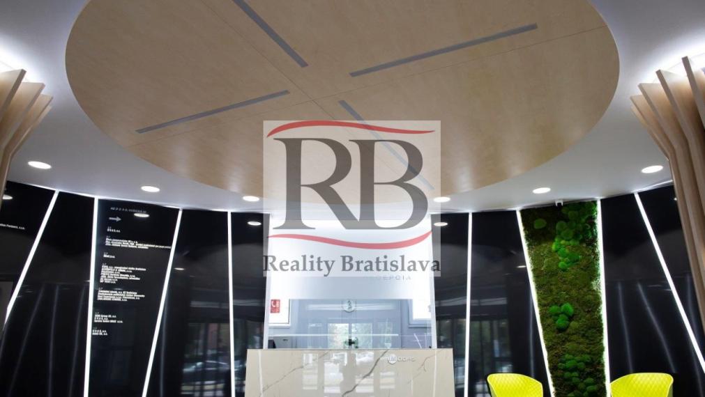 Ucelený, zariadený kancelársky celok, s možnosťou parkovania, 297 m2