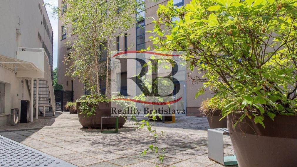 Ucelený, zariadený kancelársky celok, s možnosťou parkovania, 297 m2