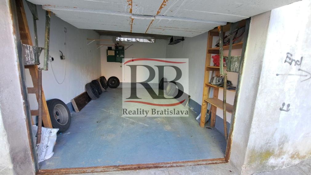 Garáž, Dúbravčická ulica