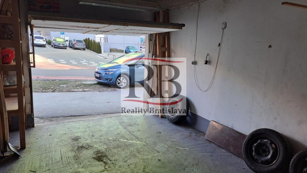 Garáž, Dúbravčická ulica