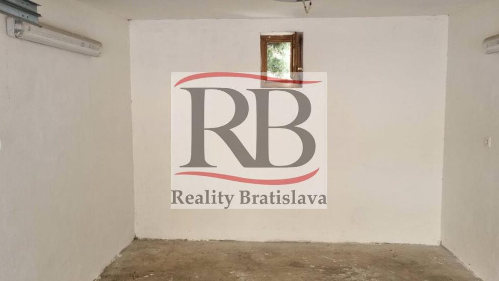 Garáž 18 m2 v Starom Meste na predaj