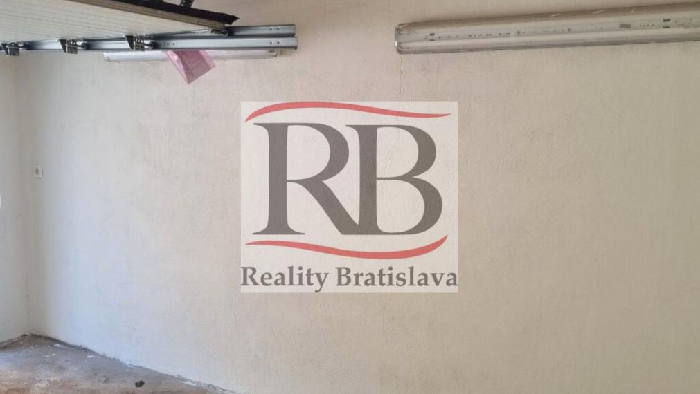 Garáž 18 m2 v Starom Meste na predaj