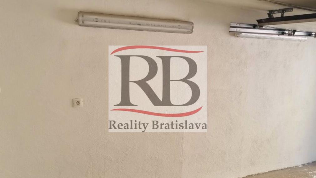 Garáž 18 m2 v Starom Meste na predaj