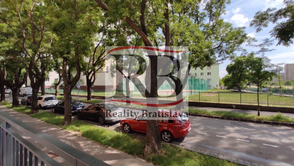 Obchodný priestor 500m2 s priestrannou terasou, v blízkosti polikliniky Tehelná – Bratislava III