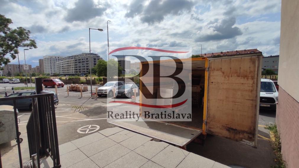 Obchodný priestor 500m2 s priestrannou terasou, v blízkosti polikliniky Tehelná – Bratislava III