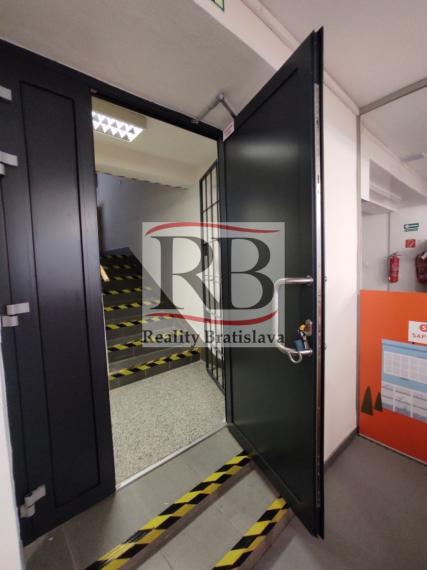 Obchodno-servisno skladový priestor na Račianskej ulici v Novom Meste, 144 m2