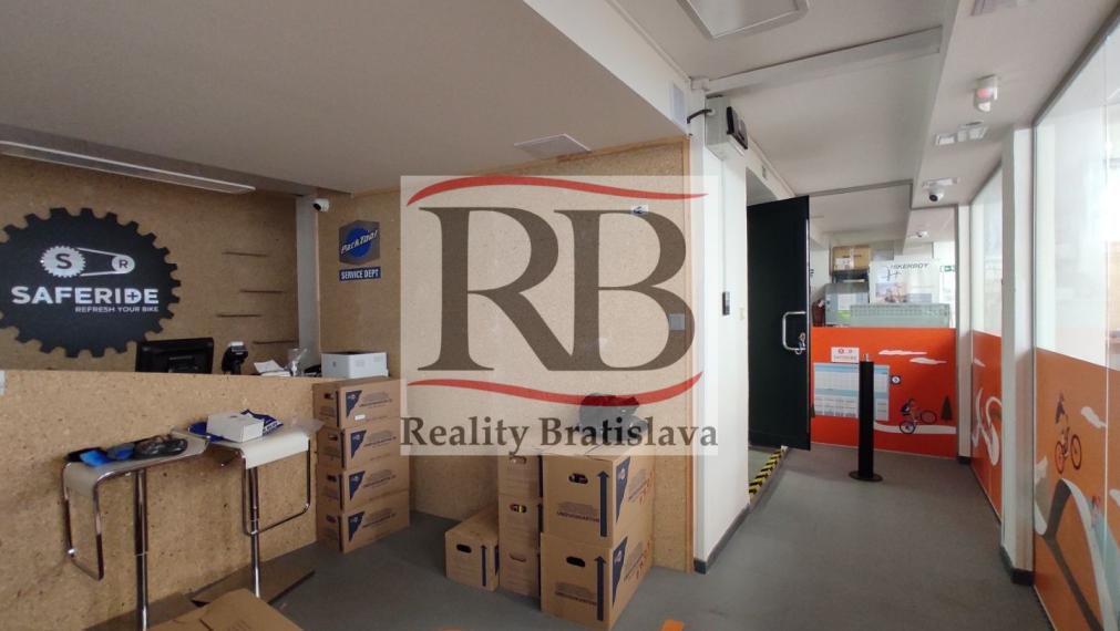 Obchodno-servisno skladový priestor na Račianskej ulici v Novom Meste, 144 m2