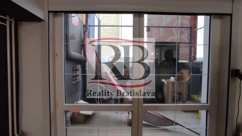 Obchodno-servisno skladový priestor na Račianskej ulici v Novom Meste, 144 m2