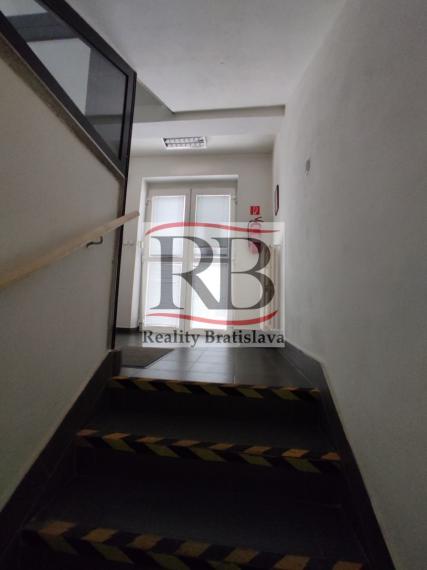 Obchodno-servisno skladový priestor na Račianskej ulici v Novom Meste, 144 m2