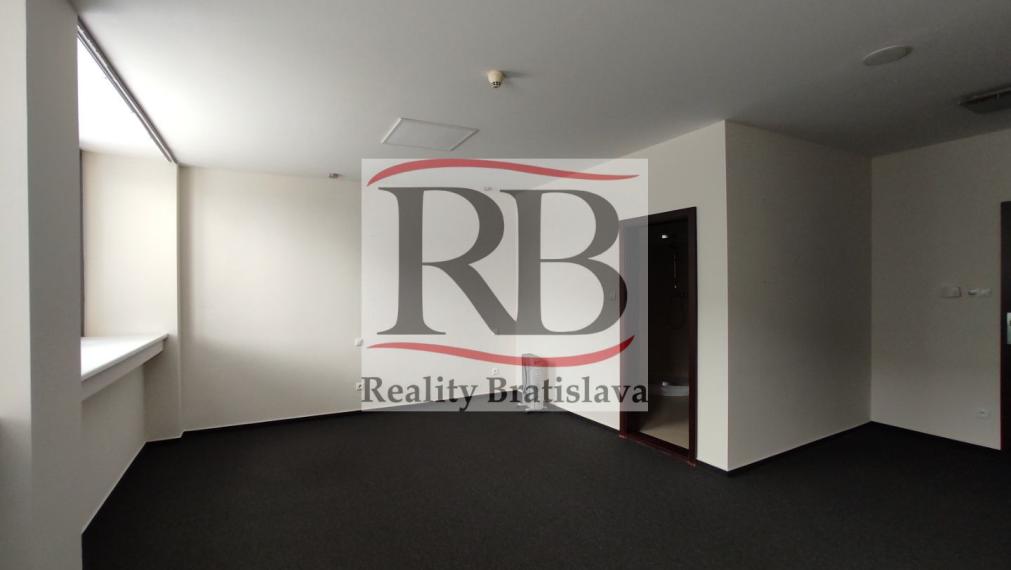 Kancelársky priestor so sociálnym zázemím a parkovaním v Business Hoteli Aston, 36m2