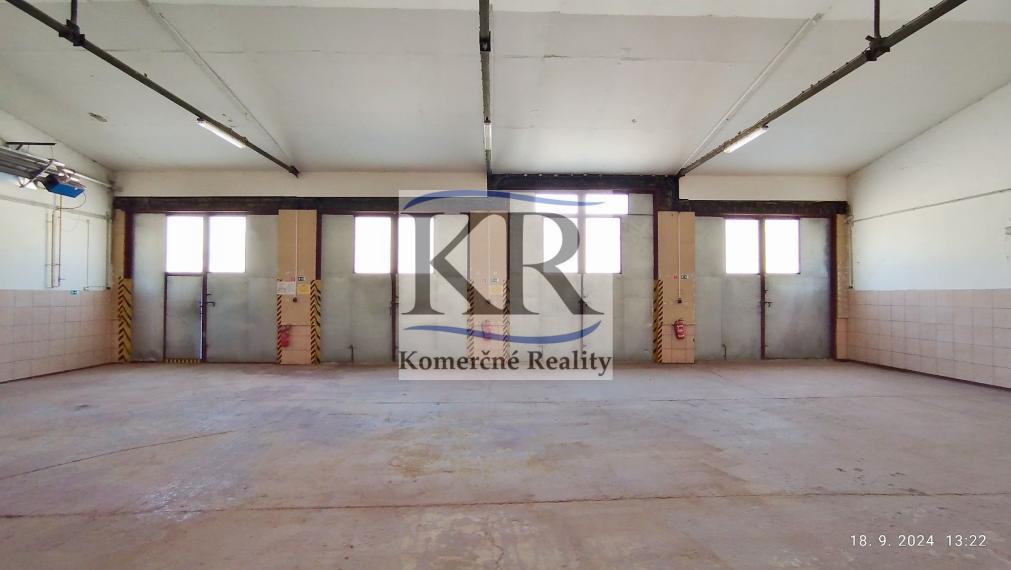 NA PREDAJ areál 7900 m2,  SKLADY o výmere 1480 m2, Nové Mesto nad Váhom