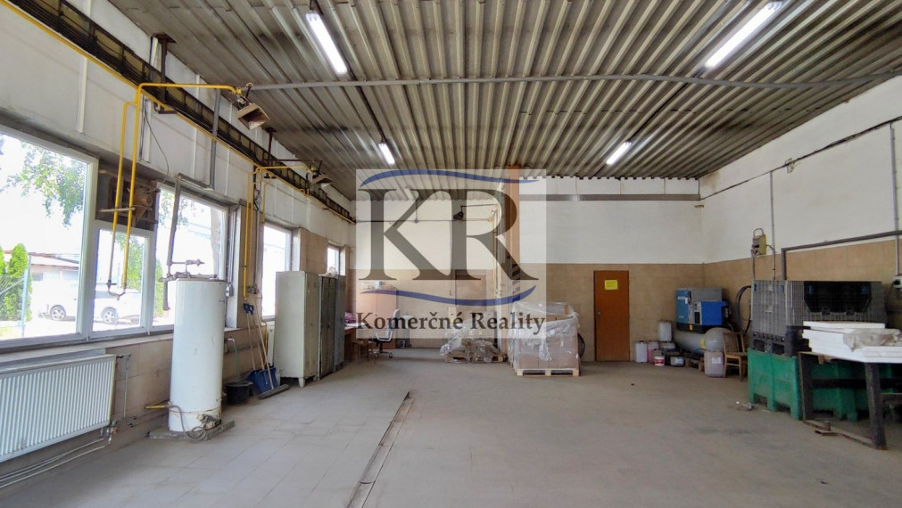 NA PREDAJ areál 7900 m2,  SKLADY o výmere 1480 m2, Nové Mesto nad Váhom