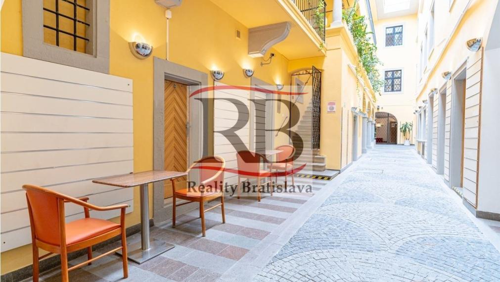 Priestory na pešej zóne v krásnej historickej budove, Michalská ulica-Staré Mesto TOP