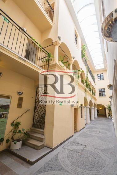 Priestory na pešej zóne v krásnej historickej budove, Michalská ulica-Staré Mesto TOP