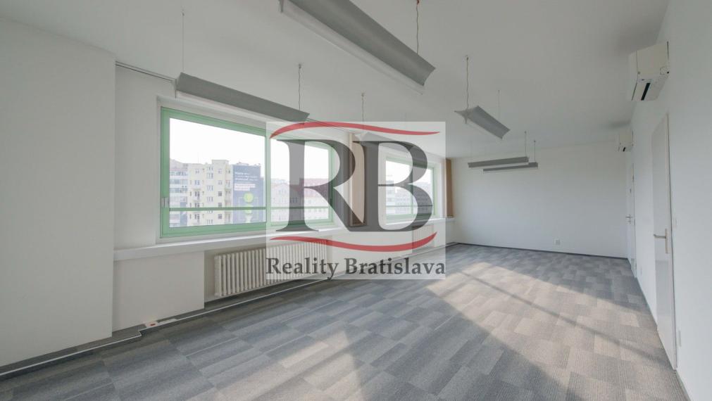 Kancelárske priestory na Námestí SNP, v blízkosti Kamenného Námestia, 80m2 TOP