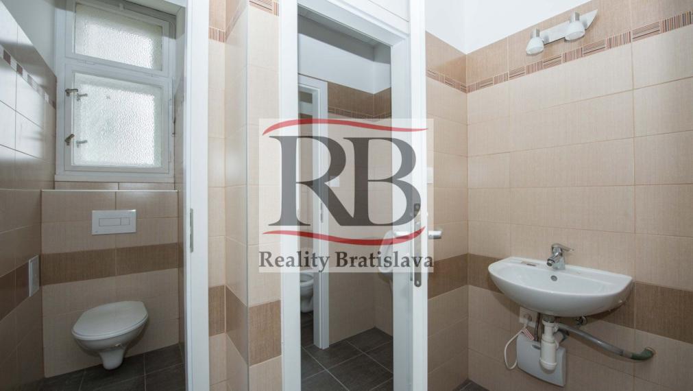 Kancelárske priestory na Námestí SNP, v blízkosti Kamenného Námestia, 80m2 TOP