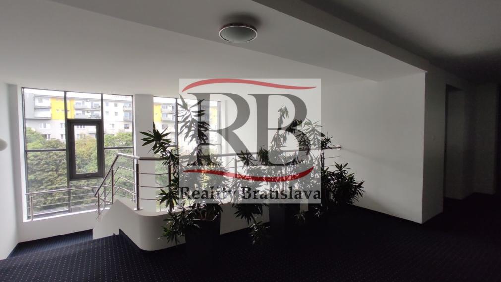 Moderný kancelársky celok s klientskym parkovaním, HOTEL ASTON-Bajkalská 130m2