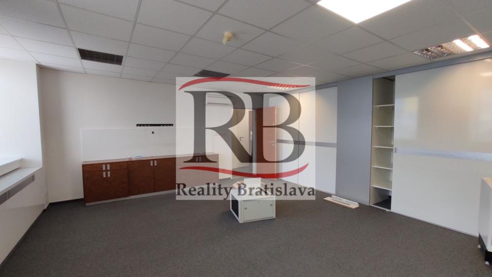 Kancelársky celok so sociálnym zázemím a parkovaním v Business Hoteli Aston, 54m2