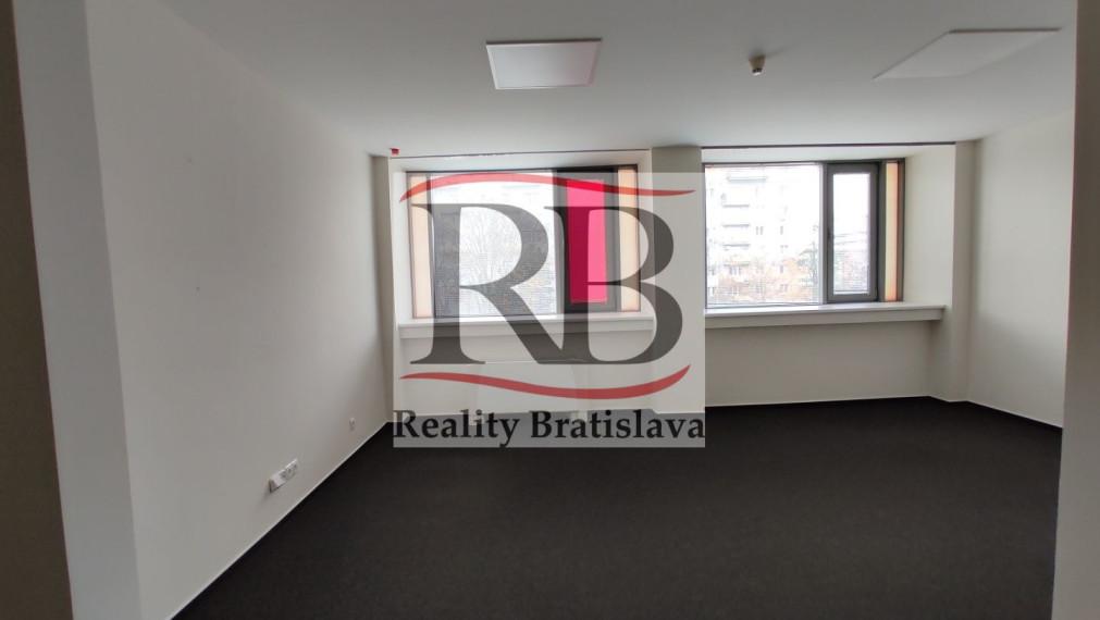 Kancelársky priestor so sociálnym zázemím a parkovaním v Business Hoteli Aston, 36m2