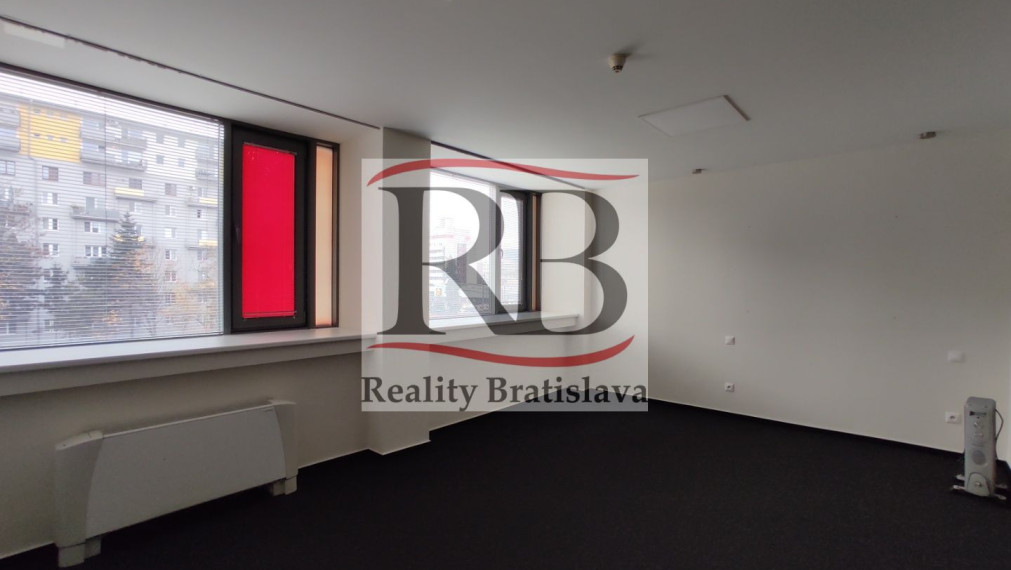 Kancelársky priestor so sociálnym zázemím a parkovaním v Business Hoteli Aston, 36m2